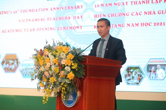 Thạc sĩ Trần Lưu Hùng – Phó trưởng khoa Khoa Quốc tế báo cáo kết quả 10 năm xây dựng và phát triển Khoa Quốc tế Thạc sĩ Trần Lưu Hùng – Phó trưởng khoa Khoa Quốc tế báo cáo kết quả 10 năm xây dựng và phát triển Khoa Quốc tế