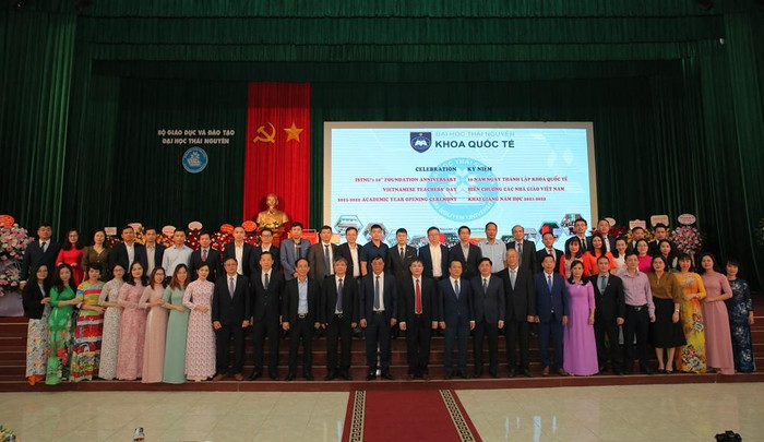 Các đại biểu dự buổi lễ chụp ảnh lưu niệm với cán bộ, giảng viên và sinh viên Khoa Quốc tế Các đại biểu dự buổi lễ chụp ảnh lưu niệm với cán bộ, giảng viên và sinh viên Khoa Quốc tế