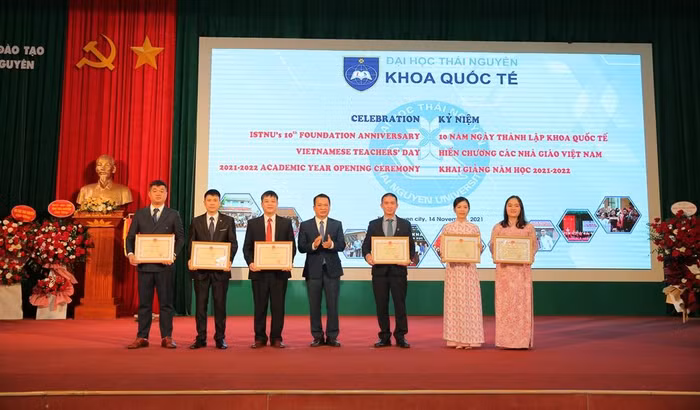 Giáo sư, Tiến sĩ Phạm Hồng Quang – Bí thư Đảng ủy, Giám đốc Đại học Thái Nguyên tặng Bằng khen của Bộ trưởng Bộ Giáo dục và Đào tạo cho Khoa Quốc tế và các cá nhân có thành tích xuất sắc