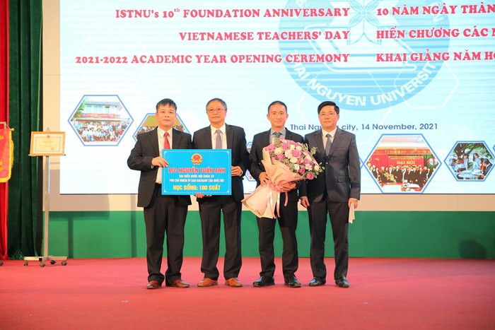 Phó giáo sư, Tiến sĩ Nguyễn Tuấn Anh – Phó Chủ nhiệm Ủy ban Khoa học Công nghệ và Môi trường của Quốc hội tặng 100 suất học bổng cho sinh viên Khoa Quốc tế Phó giáo sư, Tiến sĩ Nguyễn Tuấn Anh – Phó Chủ nhiệm Ủy ban Khoa học Công nghệ và Môi trường của Quốc hội tặng 100 suất học bổng cho sinh viên Khoa Quốc tế