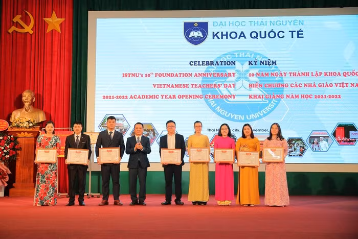 Giáo sư, Tiến sĩ Phạm Hồng Quang – Bí thư Đảng ủy, Giám đốc Đại học Thái Nguyên tặng Giấy khen của Giám đốc Đại học Thái Nguyên cho các tập thể và cá nhân có thành tích xuất sắc.