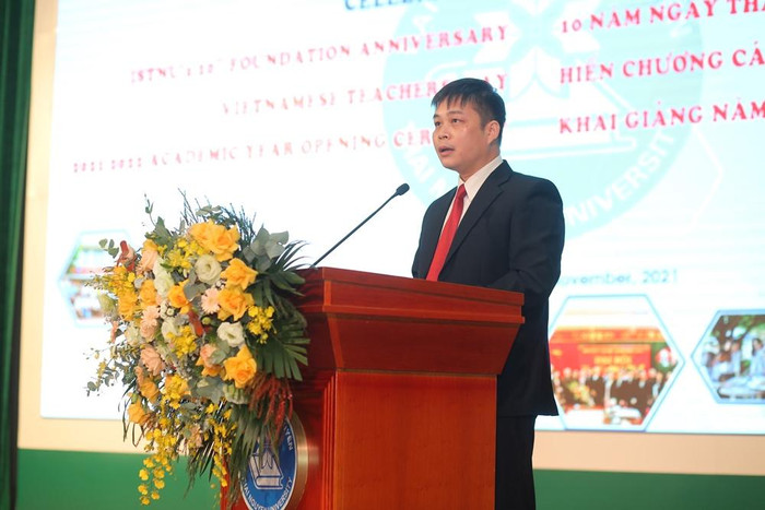 Tiến sĩ Hà Xuân Linh – Trưởng khoa Khoa Quốc tế đọc diễn văn khai mạc buổi lễ Tiến sĩ Hà Xuân Linh – Trưởng khoa Khoa Quốc tế đọc diễn văn khai mạc buổi lễ
