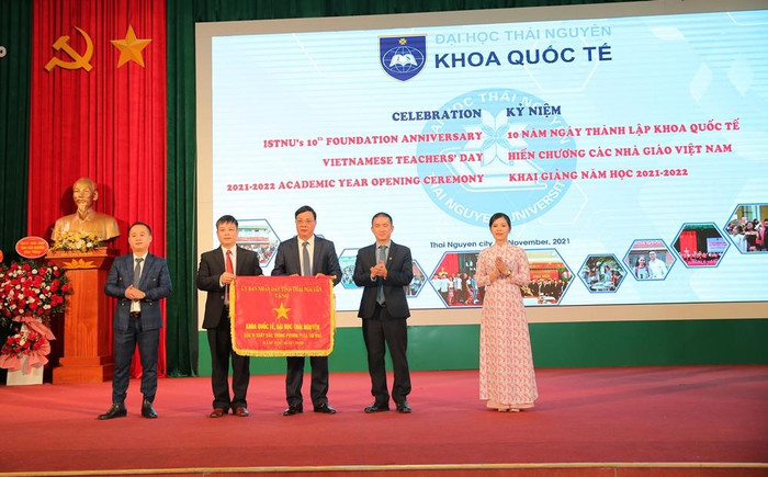 Đồng chí Đặng Xuân Trường, Phó Chủ tịch Thường trực Uỷ ban nhân dân tỉnh Thái Nguyên tặng Cờ thi đua cho Khoa Quốc tế Đồng chí Đặng Xuân Trường, Phó Chủ tịch Thường trực Uỷ ban nhân dân tỉnh Thái Nguyên tặng Cờ thi đua cho Khoa Quốc tế