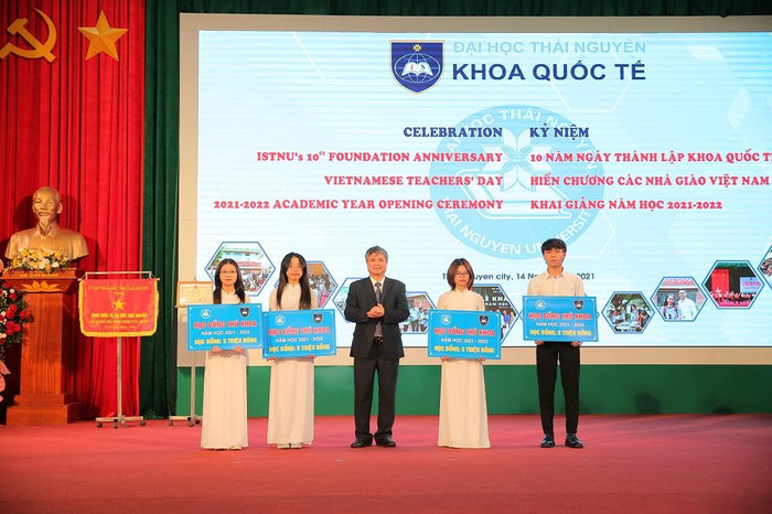 Phó giáo sư, Tiến sĩ Trần Thanh Vân - Phó Giám đốc Đại học Thái Nguyên tặng học bổng cho các thủ khoa năm 2021 Phó giáo sư, Tiến sĩ Trần Thanh Vân - Phó Giám đốc Đại học Thái Nguyên tặng học bổng cho các thủ khoa năm 2021