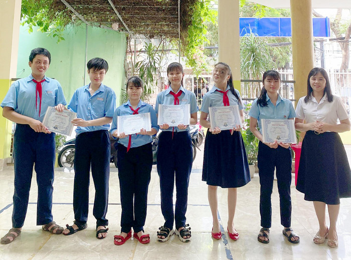 Người mẹ bên những “vầng trăng khuyết”. (Ảnh: Nhân vật cung cấp). Người mẹ bên những “vầng trăng khuyết”. (Ảnh: Nhân vật cung cấp).