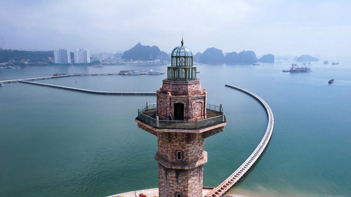 Sân khấu trên đỉnh ngọn hải đăng với tầm cao trên 50m bao quát toàn Vịnh Hạ Long Sân khấu trên đỉnh ngọn hải đăng với tầm cao trên 50m bao quát toàn Vịnh Hạ Long