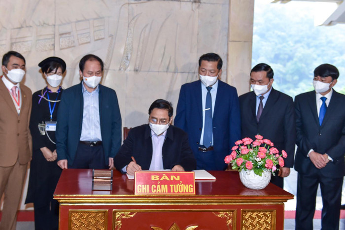 Thủ tướng ghi sổ vàng lưu niệm tại Khu Di tích quốc gia đặc biệt Pác Bó - Ảnh: VGP/Nhật Bắc Thủ tướng ghi sổ vàng lưu niệm tại Khu Di tích quốc gia đặc biệt Pác Bó - Ảnh: VGP/Nhật Bắc