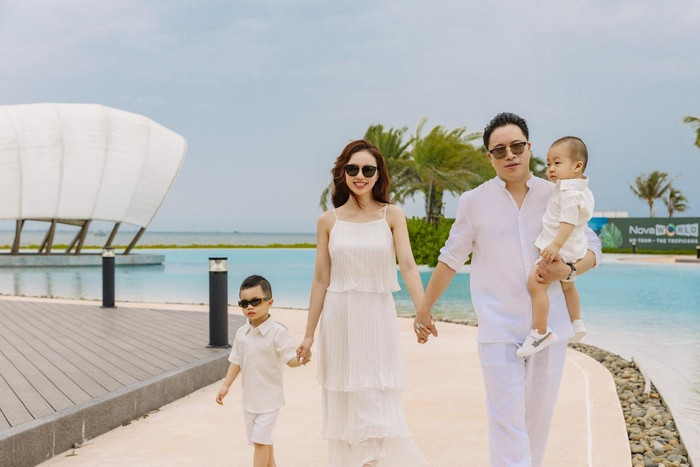 Gia đình Victor Vũ – Đinh Ngọc Diệp trong chuyến nghỉ dưỡng tại NovaWorld Ho Tram (Bà Rịa – Vũng Tàu) Gia đình Victor Vũ – Đinh Ngọc Diệp trong chuyến nghỉ dưỡng tại NovaWorld Ho Tram (Bà Rịa – Vũng Tàu)