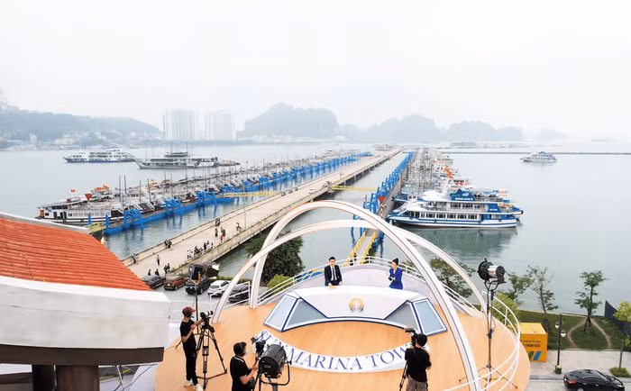 Sân khấu sự kiện với tầm nhìn ra bến du thuyền và Vịnh Hạ Long