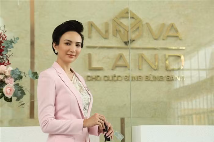 Hoa hậu Ngọc Diễm tham quan Novaland Gallery 2Bis Nguyễn Thị Minh Khai, Quận 1.