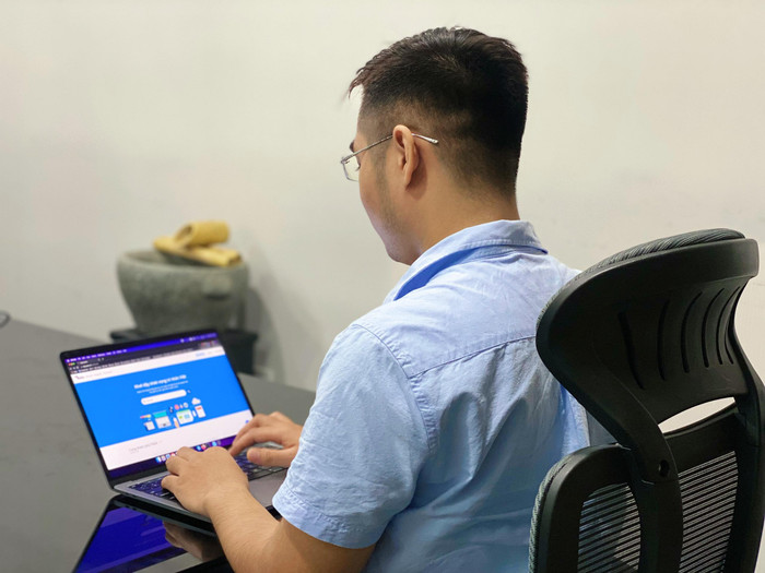 Người dùng đang trải nghiệm ứng dụng Tada