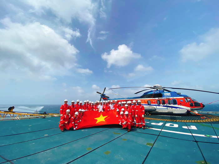 Người lao động dầu khí trên công trình biển Người lao động dầu khí trên công trình biển