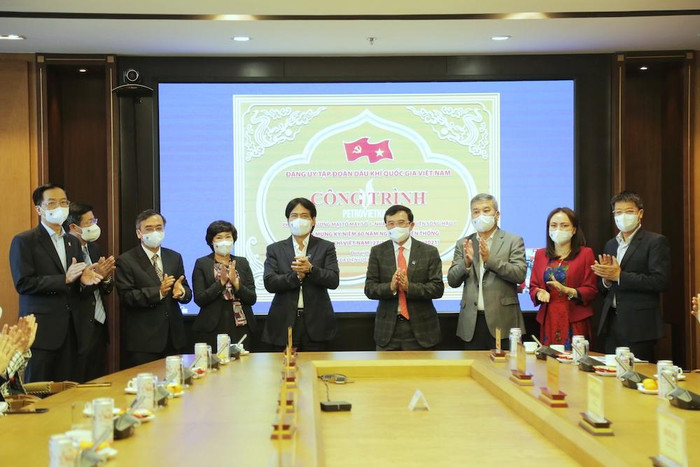 Lãnh đạo Tập đoàn Dầu khí Việt Nam thực hiện nghi thức gắn biển công trình Lãnh đạo Tập đoàn Dầu khí Việt Nam thực hiện nghi thức gắn biển công trình