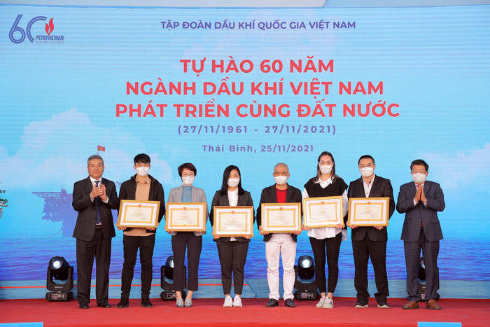 Tôn vinh những đóng góp của các cá nhân cho ngành Dầu khí Việt Nam Tôn vinh những đóng góp của các cá nhân cho ngành Dầu khí Việt Nam