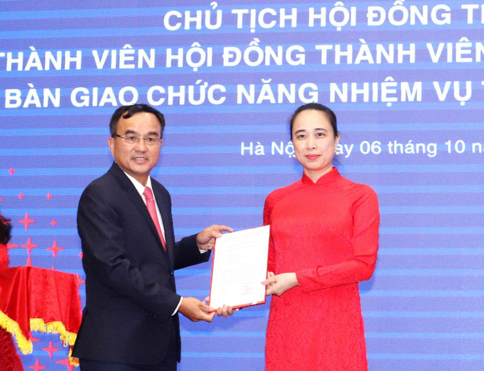 Ông Dương Quang Thành - Chủ tịch Hội đồng thành viên EVN trao quyết định Bổ nhiệm chủ tịch Hội đồng thành viên EVNNPC cho bà Đỗ Nguyệt Ánh Ông Dương Quang Thành - Chủ tịch Hội đồng thành viên EVN trao quyết định Bổ nhiệm chủ tịch Hội đồng thành viên EVNNPC cho bà Đỗ Nguyệt Ánh