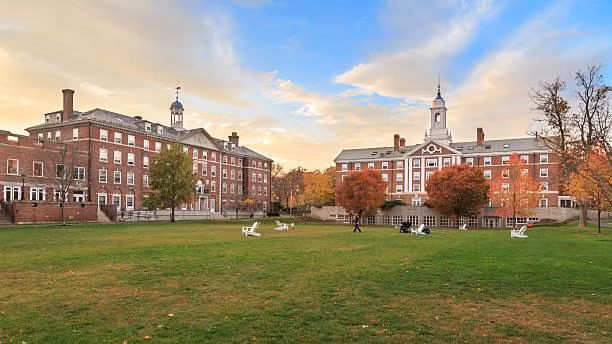 Một góc khuôn viên chính trường Đại học Harvard. Ảnh: iStock.