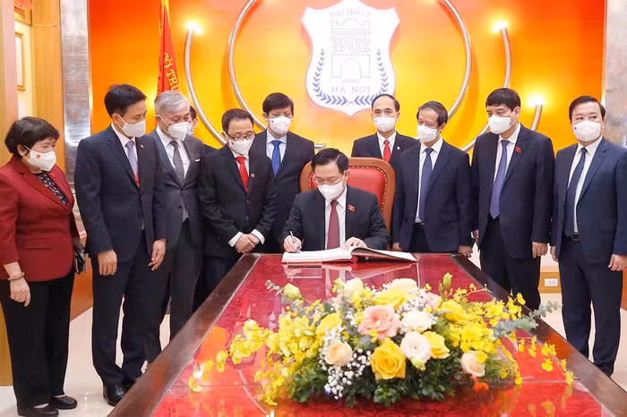 Giáo sư, Tiến sĩ Vương Đình Huệ, Uỷ viên Bộ Chính trị, Chủ tịch Quốc hội, viết lưu bút tại Phòng Truyền thống Trường Đại học Y Hà Nội.