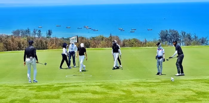 Sân PGA Ocean hướng Vịnh Phan Thiết là điểm hẹn yêu thích của cộng đồng golfer từ tháng 4/2021. (Ảnh thực tế dự án) Sân PGA Ocean hướng Vịnh Phan Thiết là điểm hẹn yêu thích của cộng đồng golfer từ tháng 4/2021. (Ảnh thực tế dự án)