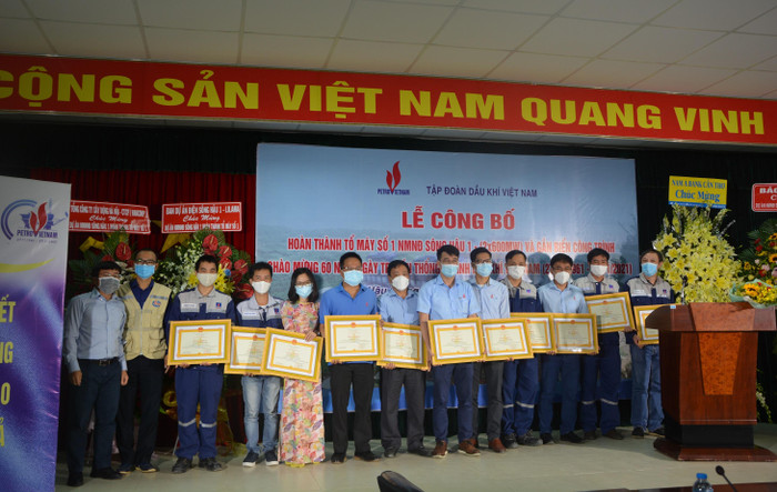 Petrovietnam đã tặng bằng khen cho 4 tập thể và 37 cá nhân đạt thành tích xuất sắc trong đợt thi đua gắn biển “Công trình chào mừng 60 năm Ngày Truyền thống Ngành Dầu khí Việt Nam (27/11/1961 – 27/11/2021)” cho công trình “Tổ máy số 1, Nhà máy Nhiệt điện Sông Hậu 1”. Petrovietnam đã tặng bằng khen cho 4 tập thể và 37 cá nhân đạt thành tích xuất sắc trong đợt thi đua gắn biển “Công trình chào mừng 60 năm Ngày Truyền thống Ngành Dầu khí Việt Nam (27/11/1961 – 27/11/2021)” cho công trình “Tổ máy số 1, Nhà máy Nhiệt điện Sông Hậu 1”.