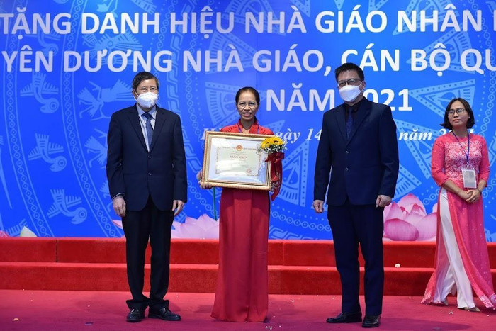 Cô Thạch Kim Phượng - Trường Tiểu học Lý Tự Trọng thành phố Vũng Tàu nhận Bằng khen trong Lễ Trao tặng danh hiệu Nhà giáo nhân dân, Nhà giáo ưu tú và tuyên dương nhà giáo, cán bộ quản lý tiêu biểu năm 2021. (Ảnh NVCC)