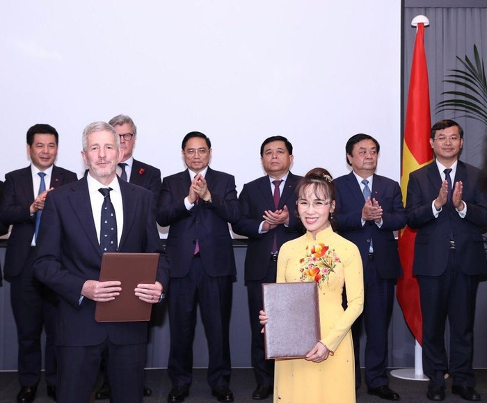 Chủ tịch SOVICO Nguyễn Thị Phương Thảo và Giáo sư Nick Brown, Hiệu trưởng trường Đại học Linacre - Viện Đại học Oxford cũng đã ký biên bản ghi nhớ hợp tác, tài trợ đầu tư phát triển nghiên cứu, giáo dục với tổng giá trị 155 triệu Bảng Anh dưới sự chứng kiến của Thủ tướng Chính phủ Phạm Minh Chính. Chủ tịch SOVICO Nguyễn Thị Phương Thảo và Giáo sư Nick Brown, Hiệu trưởng trường Đại học Linacre - Viện Đại học Oxford cũng đã ký biên bản ghi nhớ hợp tác, tài trợ đầu tư phát triển nghiên cứu, giáo dục với tổng giá trị 155 triệu Bảng Anh dưới sự chứng kiến của Thủ tướng Chính phủ Phạm Minh Chính.