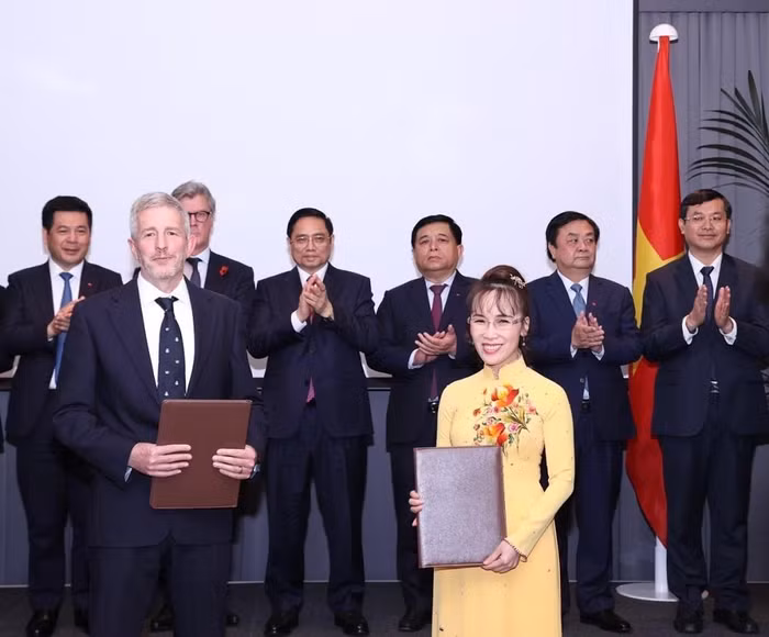 Chủ tịch SOVICO Nguyễn Thị Phương Thảo và Giáo sư Nick Brown, Hiệu trưởng trường Đại học Linacre - Viện Đại học Oxford cũng đã ký biên bản ghi nhớ hợp tác, tài trợ đầu tư phát triển nghiên cứu, giáo dục với tổng giá trị 155 triệu Bảng Anh dưới sự chứng kiến của Thủ tướng Chính phủ Phạm Minh Chính. Chủ tịch SOVICO Nguyễn Thị Phương Thảo và Giáo sư Nick Brown, Hiệu trưởng trường Đại học Linacre - Viện Đại học Oxford cũng đã ký biên bản ghi nhớ hợp tác, tài trợ đầu tư phát triển nghiên cứu, giáo dục với tổng giá trị 155 triệu Bảng Anh dưới sự chứng kiến của Thủ tướng Chính phủ Phạm Minh Chính.