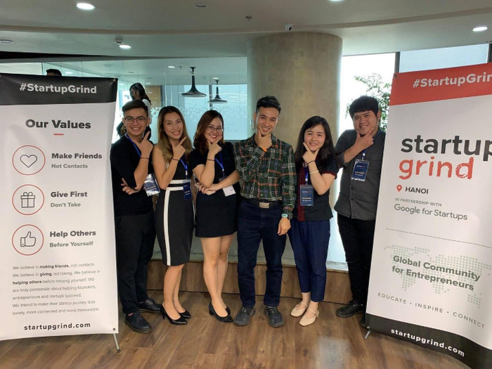 Hachi Bùi Cẩm Vân (thứ 3 từ trái sang) nổi danh khi trở thành cầu nối giữa các doanh nghiệp startup Việt với các tập đoàn công nghệ lớn. Hachi Bùi Cẩm Vân (thứ 3 từ trái sang) nổi danh khi trở thành cầu nối giữa các doanh nghiệp startup Việt với các tập đoàn công nghệ lớn.