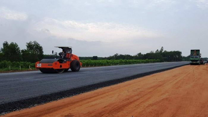 Các dự án hạ tầng trọng điểm của Phan Thiết – Bình Thuận liên tục nhận những thông tin tích cực trong thời gian qua. (Ảnh công trường cao tốc Dầu Giây – Phan Thiết, nguồn: H.H) Các dự án hạ tầng trọng điểm của Phan Thiết – Bình Thuận liên tục nhận những thông tin tích cực trong thời gian qua. (Ảnh công trường cao tốc Dầu Giây – Phan Thiết, nguồn: H.H)