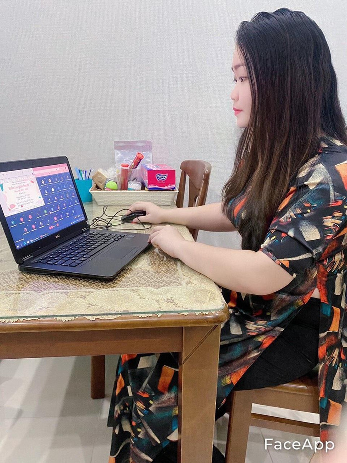 Cô Nguyễn Thị Ngọc, giáo viên trường Tiểu học Quang Trung coi kiểm tra trực tuyến giữa kì I. (Ảnh: NTCC) Cô Nguyễn Thị Ngọc, giáo viên trường Tiểu học Quang Trung coi kiểm tra trực tuyến giữa kì I. (Ảnh: NTCC)