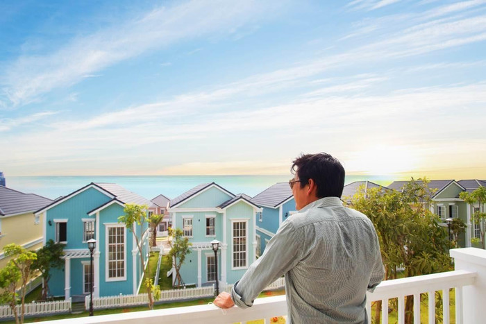Khách nhận nhà vô cùng ưng ý với tầm nhìn hướng biển đắt giá của các căn second home Florida NovaWorld Phan Thiet. (Ảnh thực tế dự án)