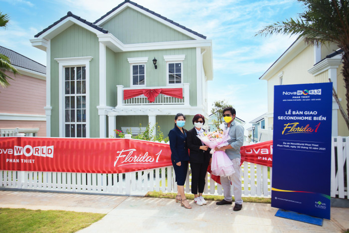 Nhờ tốc độ xây dựng ổn định, NovaWorld Phan Thiet đã hoàn thiện khu second home đầu tiên để khách hàng có thể đến đây du lịch dịp cuối năm. (Ảnh: Lễ bàn giao second home Florida 1) Nhờ tốc độ xây dựng ổn định, NovaWorld Phan Thiet đã hoàn thiện khu second home đầu tiên để khách hàng có thể đến đây du lịch dịp cuối năm. (Ảnh: Lễ bàn giao second home Florida 1)