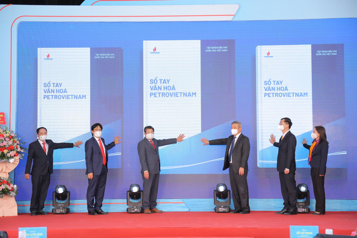 Ra mắt Sổ tay văn hóa Petrovietnam Ra mắt Sổ tay văn hóa Petrovietnam