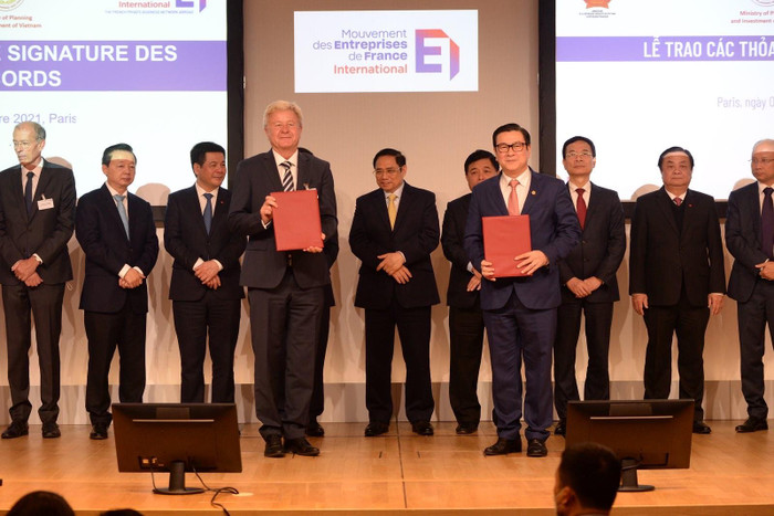 Ông Trần Hoài Nam – Phó Tổng giám đốc HDBank và Ông Andreas Zeisler – Giám đốc Đầu tư Định chế Tài Chính Toàn cầu DEG (Đức) ký thỏa thuận 300 triệu USD tăng cường phát triển bền vững. Ông Trần Hoài Nam – Phó Tổng giám đốc HDBank và Ông Andreas Zeisler – Giám đốc Đầu tư Định chế Tài Chính Toàn cầu DEG (Đức) ký thỏa thuận 300 triệu USD tăng cường phát triển bền vững.