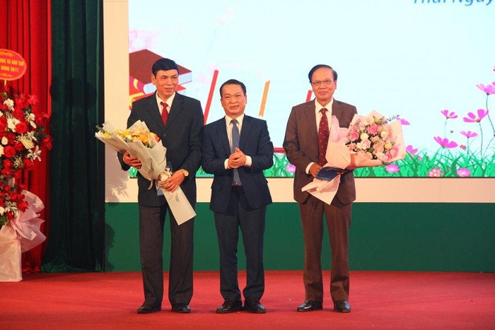 Giáo sư, Tiến sĩ Phạm Hồng Quang tặng hoa chúc mừng Ngày Nhà giáo Việt Nam 20/11 cho các đồng chí nguyên là Giám đốc Đại học Thái Nguyên qua các thời kỳ Giáo sư, Tiến sĩ Phạm Hồng Quang tặng hoa chúc mừng Ngày Nhà giáo Việt Nam 20/11 cho các đồng chí nguyên là Giám đốc Đại học Thái Nguyên qua các thời kỳ