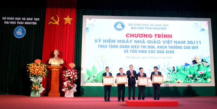 Tiến sĩ Phạm Ngọc Thưởng, Ủy viên Ban cán sự Đảng, Bí thư Đảng ủy, Thứ trưởng Bộ Giáo dục và Đào tạo tặng Huân chương Lao động hạng Nhì cho 04 nhà giáo có thành tích xuất sắc, tiêu biểu của Đại học Thái Nguyên Tiến sĩ Phạm Ngọc Thưởng, Ủy viên Ban cán sự Đảng, Bí thư Đảng ủy, Thứ trưởng Bộ Giáo dục và Đào tạo tặng Huân chương Lao động hạng Nhì cho 04 nhà giáo có thành tích xuất sắc, tiêu biểu của Đại học Thái Nguyên