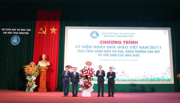 Thứ trưởng Bộ Giáo dục và đào tạo Phạm Ngọc Thưởng tặng hoa chúc mừng các thầy giáo, cô giáo của Đại học Thái Nguyên nhân ngày Nhà giáo Việt Nam 20/11 Thứ trưởng Bộ Giáo dục và đào tạo Phạm Ngọc Thưởng tặng hoa chúc mừng các thầy giáo, cô giáo của Đại học Thái Nguyên nhân ngày Nhà giáo Việt Nam 20/11
