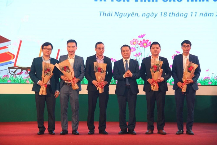 Giáo sư, Tiến sĩ Phạm Hồng Quang – Bí thư Đảng ủy, Giám đốc Đại học Thái Nguyên tặng hoa chúc mừng các nhà giáo được phong chức danh Phó Giáo sư Giáo sư, Tiến sĩ Phạm Hồng Quang – Bí thư Đảng ủy, Giám đốc Đại học Thái Nguyên tặng hoa chúc mừng các nhà giáo được phong chức danh Phó Giáo sư
