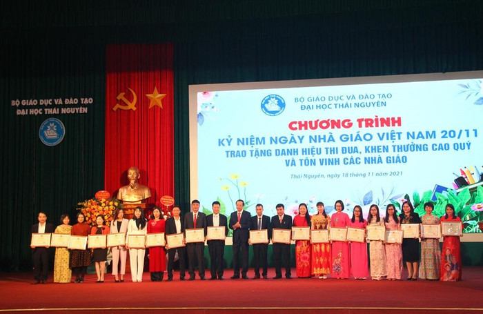 Thứ trưởng Bộ Giáo dục và đào tạo Phạm Ngọc Thưởng tặng Bằng khen của Bộ trưởng Bộ Giáo dục và Đào tạo cho 26 cá nhân Thứ trưởng Bộ Giáo dục và đào tạo Phạm Ngọc Thưởng tặng Bằng khen của Bộ trưởng Bộ Giáo dục và Đào tạo cho 26 cá nhân