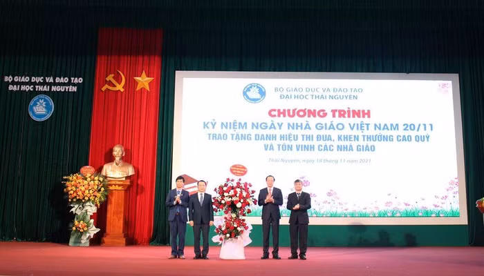 Thứ trưởng Bộ Giáo dục và đào tạo Phạm Ngọc Thưởng tặng hoa chúc mừng các thầy giáo, cô giáo của Đại học Thái Nguyên nhân ngày Nhà giáo Việt Nam 20/11