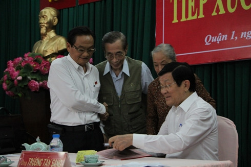 Chủ tịch nước Trương Tấn Sang tại buổi tiếp xúc cử tri sáng nay Chủ tịch nước Trương Tấn Sang tại buổi tiếp xúc cử tri sáng nay