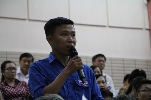 Cử tri quận 4 phát biểu tại buổi tiếp xúc với Chủ tịch nước chiều 12/10 (ảnh: T.Q)