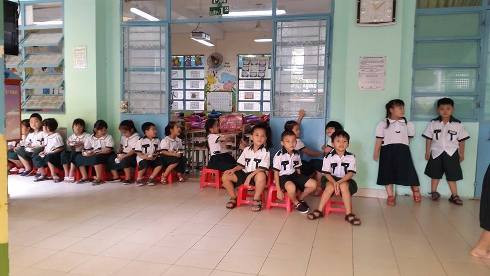 Các cháu học sinh của trường tiểu học Lương Thế Vinh mặc đồng phục trong giờ chơi (Ảnh minh họa của T.Q)