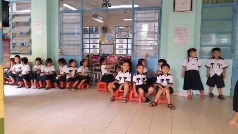 Các cháu học sinh của trường tiểu học Lương Thế Vinh mặc đồng phục trong giờ chơi (Ảnh minh họa của T.Q)