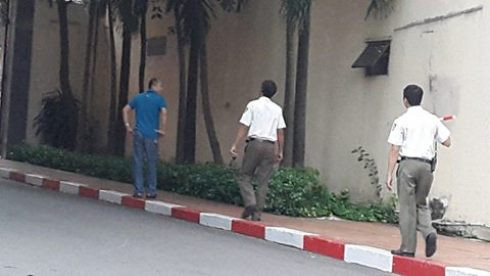 Bảo vệ Hùng (giữa) sau khi 'tiễn' phóng viên ra tới tận cổng trường nhanh chóng quay vô để tránh ống kính chụp hình (Ảnh: T.Q) Bảo vệ Hùng (giữa) sau khi 'tiễn' phóng viên ra tới tận cổng trường nhanh chóng quay vô để tránh ống kính chụp hình (Ảnh: T.Q)