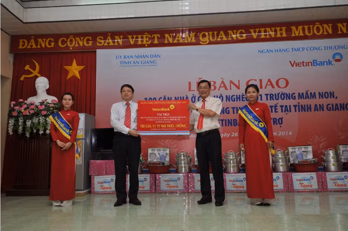 VietinBank bàn giao các thiết bị y tế cho Bệnh viện Việt Đức.