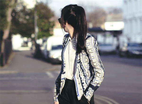 Những họa tiết hoàng gia cổ điển cũng sẽ giúp bạn nổi bật giữa phố đấy!