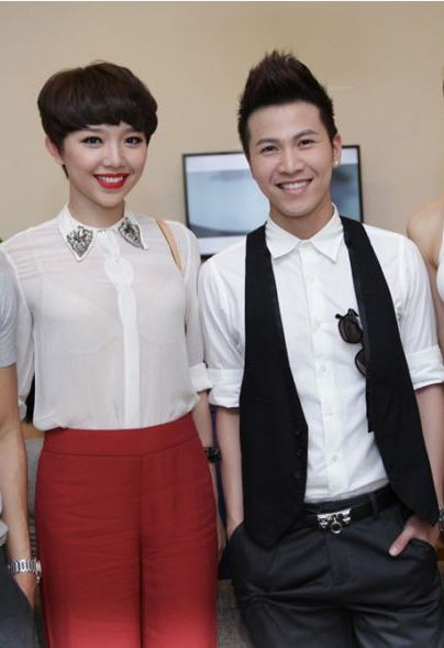 Cô nàng Tóc Tiên trẻ trung và cá tính với áo sơ mi trắng tán đinh và quần màu đỏ