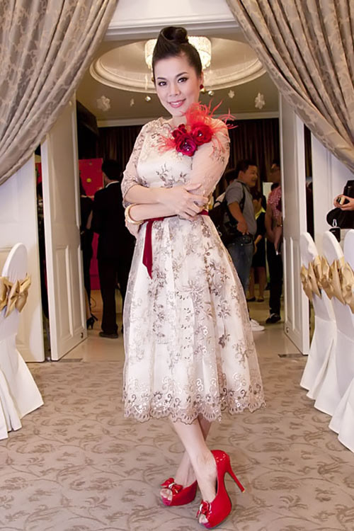 Bông hoa to bản và rực sắc làm mất đi vẻ thanh thoát của chiếc váy. Chưa kể kiểu tóc quý bà không phù hợp với chiếc váy xòe bồng tiểu thư là mấy