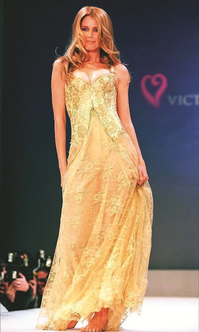 Claudia Schiffer trong show diễn năm 1997 Claudia Schiffer trong show diễn năm 1997