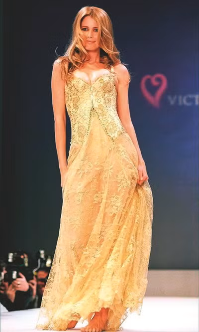 Claudia Schiffer trong show diễn năm 1997